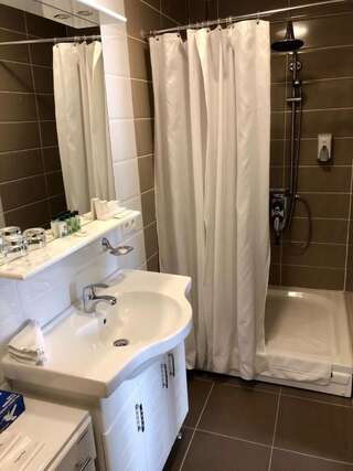 Отель Отель Best Western Plus Atakent Park Алматы Апартаменты «Мини» с кроватью размера «queen-size» и диваном-кроватью — Для некурящих-4